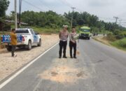 Sat Lantas Polres Kuansing Evakuasi Korban Lakalantas Meninggal Dunia di Jalan Lintas Pekanbaru-Teluk Kuantan