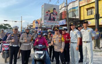 Polres Bengkalis Laksanakan Ops Keselamatan LK 2025 dengan Pembagian Brosur dan Helm