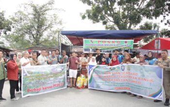 Satpol PP, DKP Pekanbaru dan BEM SI Serahkan Bantuan Sembako Kepada Korban Banjir di Rumbai