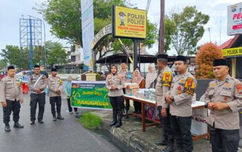 Polsek Senapelan Berbagi Takjil untuk Masyarakat dalam Rangka Ops Tertib Ramadhan Lancang Kuning 2025