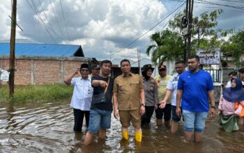 Wakil Wali Kota Pekanbaru H. Markarius Anwar Tinjau Lokasi Banjir Di Tanjung Datuk Berikan Bantuan Sosial