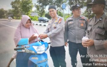 Polsek Tambang Bagikan Takjil Gratis, Tunjukkan Kepedulian di Bulan Ramadhan!