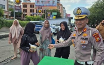 Ditlantas Polda Riau Berbagi Takjil Dan Ajak Masyarakat Tertib Berlalu Lintas