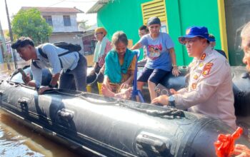 Tim Sar Ditpolairud Polda Riau Evakuasi Warga Terdampak Banjir