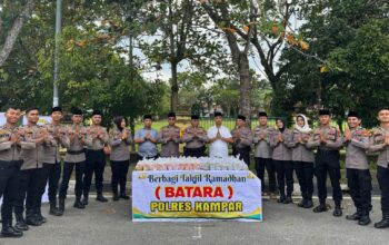 Polres Kampar Bagikan Takjil Gratis di Depan Lapangan Pelajar Bangkinang, Tunjukkan Kepedulian di Bulan Ramadhan!