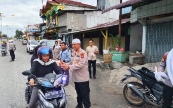 TRLK-25 – Sinergitas Polres Rokan Hulu Dan BEM Universitas Rokania, Bagikan Takjil Untuk Masyarakat