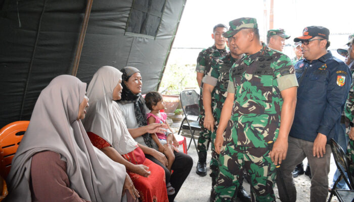 Danrem 031/WB Bersama PJU Tinjau Langsung Warga Terdampak Banjir di Rumbai