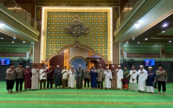 Kapolres Bengkalis Laksanakan Sholat Subuh Berjamaah dan Kultum di Masjid Istiqomah