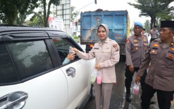 Polres Kuansing Berbagi Takjil Ramadhan 1446 H Untuk Masyarakat
