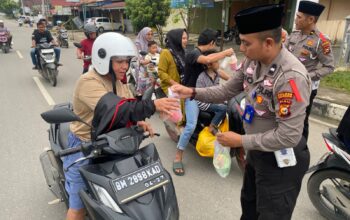 Sat Lantas Polres Kuansing Gelar Ramadhan Berkah Berbagi Takjil Untuk Masyarakat