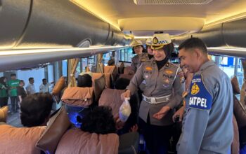 Ditlantas Polda Riau dan Tim Takjil Bagikan 200 Paket Berbuka untuk Pemudik dan Driver Bus