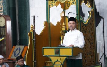 Sholat Tarawih di Masjid Raya Senapelan, Gubri: Doakan Kami Memimpin dengan Adil dan Istiqomah