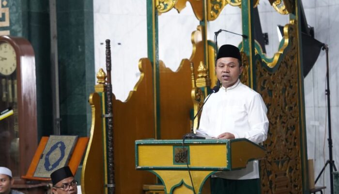 Sholat Tarawih di Masjid Raya Senapelan, Gubri: Doakan Kami Memimpin dengan Adil dan Istiqomah