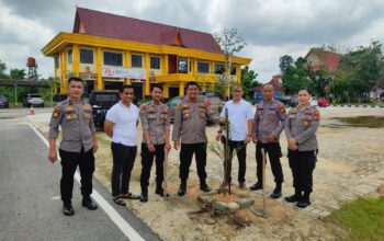Polsek Payung Sekaki Laksanakan Penanaman Bibit Pohon Dukung Program Penghijauan Kapolda Riau