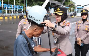Kapolres Pelabuhan Makassar Bagi-Bagi Helm Gratis, Pengendara Tak Layak Pakai Langsung Dapat Ganti