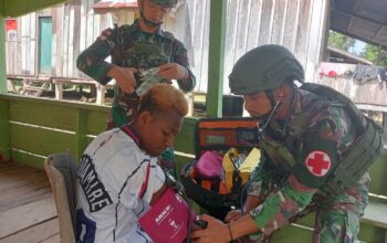 Peduli Kesehatan Warga, Satgas Yonif 642/Kps Berikan Yankes Keliling Kampung Irahima