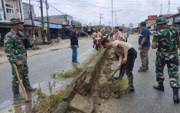 Peduli Lingkungan, Polsek Kabun bersama Upika Gelar Gotong Royong Bersihkan Jalan Raya Jalur 2 (Dua) Desa Kabun