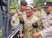 Polsek Kampar Kiri Hilir Berhati Mulia, Bantu Warga Lansia yang Hendak Menuju Kuansing dengan Berjalan Kaki
