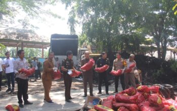 Polres Bengkalis Bongkar Sindikat Penyelundupan Bawang Merah dan Ban Bekas