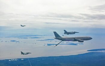 Manuver Presisi F-16 Indonesia dan Tanker Singapura di Langit Riau