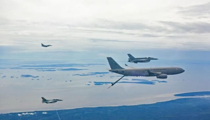 Manuver Presisi F-16 Indonesia dan Tanker Singapura di Langit Riau