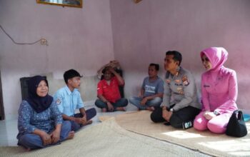 Siswa SMK 1  Bangun Purba Yang Tertunda Ujian Karena Biaya di Kunjungi dan Dijadikan Adik Angkat Polres Rokan Hulu