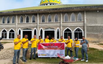 Polsek Siak Hulu Berbagi Kebaikan, Bersihkan Masjid Syuhada dalam Peringatan Hari Bhayangkara ke-79!