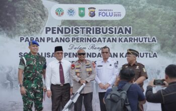 Pendistribusian Plang Larangan di Areal Karhutla, Riau Perkuat Komitmen Pencegahan Kebakaran Hutan dan Lahan
