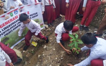 Polres Kuansing Tanamkan Edukasi Green Policing Sejak Usia Dini di SD Negeri 012 Koto Kari