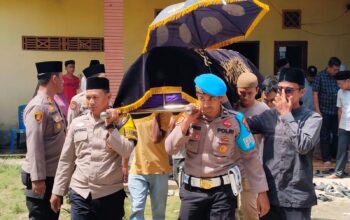 Kapolres Kuansing Mengantar Langsung Jenazah Orang Tua Bripda Rio Senti Aji ke Pemakaman