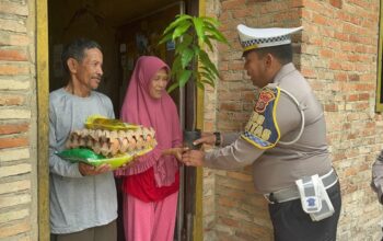 Jumat Berkah Ala Satlantas Polres Kampar: Santuni Keluarga Dhuafa, Hijaukan Desa dengan Green Policing
