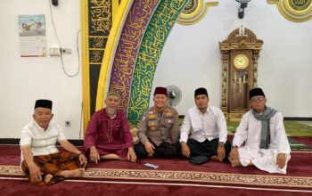 Polres Kuansing Melaksanakan Jumat Curhat di Masjid Al-Hidayah Sebrang Pantai, Kapolres: Polri Harus Dekat dan Hadir di Tengah Masyarakat