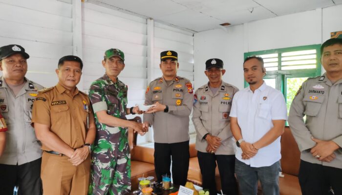 HUT Ke-80 TNI, Polsek Kampar Kiri Hilir Berikan Surprise ke Pos Ramil