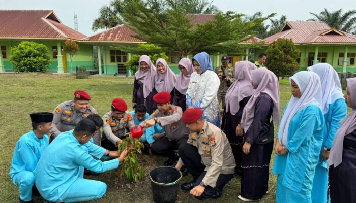 Green Policing Masuk Sekolah, Kasat Reskrim Polres Kampar: Siswa SMA 2 Kuok Harus Jadi Pelopor Peduli Lingkungan