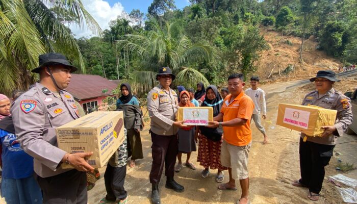Duka Sumbar, Duka Polres Kampar, Bantuan Sembako Diserahkan di Lubuk Alung, Kapolres: Semoga Pulih Kembali