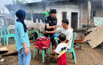 Tim Dokkes Polresta Bukittinggi Lakukan Pelayanan Kesehatan Door to Door Bagi Korban Bencana di Malalak