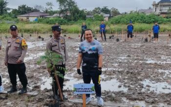 Polresta Pekanbaru Dukung Green Policing Run, Tanam 100 Pohon di Meranti Pandak