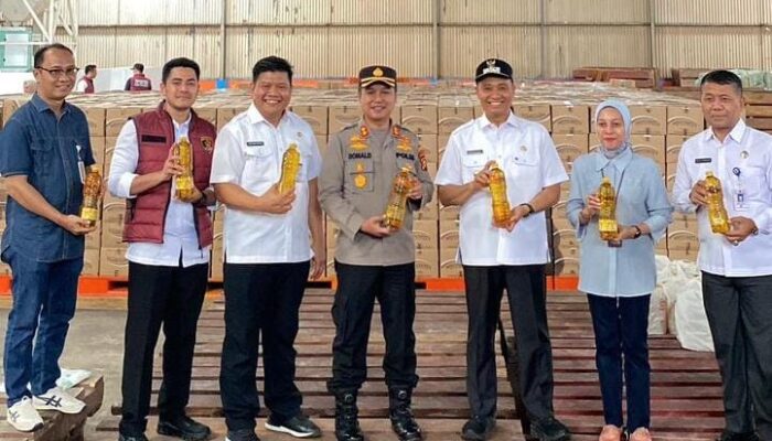 Polresta Pekanbaru Sidak Bahan Pokok dan Cek Gorong-gorong, Jaga Stabilitas Pangan dan Antisipasi Banjir Jelang Nataru