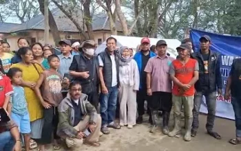 PWI Aceh dan PT Wajib Usaha Mix Masak 10 Kuali Kuah Beulangong untuk Korban Banjir Aceh Tamiang