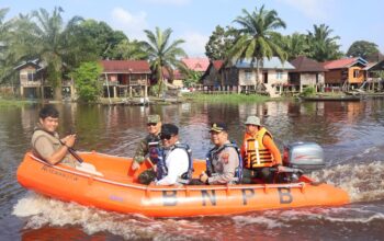 Kapolres Pelalawan dampingi Forkopimda Kab. Pelalawan Pantau Ketinggian Debit Air Sungai Kampar