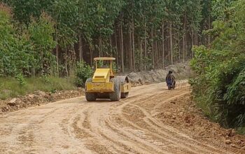Peduli Sekitar Lingkungan Perusahaan, PT Arara Abadi Distrik Duri 1 Perbaiki Jalan Wilayah Desa Tasik Tebing Serai