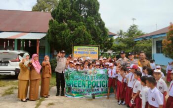 Dukung Green Policing, Polsek Tandun Tanam Pohon di SDN 012 dan Edukasi Siswa Sejak Dini