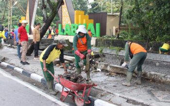 Kapolda Riau Pimpin Gotong Royong Massal di Taman Labuai, Polresta Pekanbaru Perkuat Sinergi Jaga Lingkungan Kota