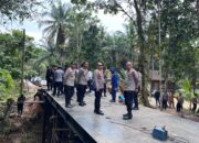 Dansat Brimob dan Karo Ops Polda Riau Tinjau Langsung Pembangunan Jembatan di Desa Lubuk Agung