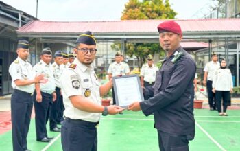 BERHASIL GAGALKAN PENYELUNDUPAN NARKOBA, PETUGAS LAPAS KELAS IIA BANGKINANG TERIMA PENGHARGAAN
