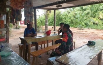 Babinsa Sertu Ode Karim Lakukan Komsos di Kampung Pancasila
