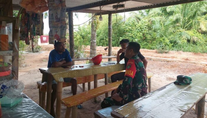 Babinsa Sertu Ode Karim Lakukan Komsos di Kampung Pancasila