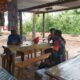 Babinsa Sertu Ode Karim Lakukan Komsos di Kampung Pancasila