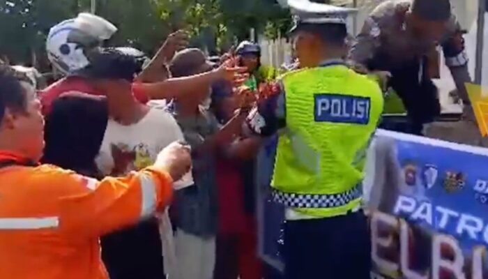 Ditlantas Polda Sumbar Gelar Patroli JELBUSA, Jaga Aman dan Bagikan Takjil Jelang Buka Puasa