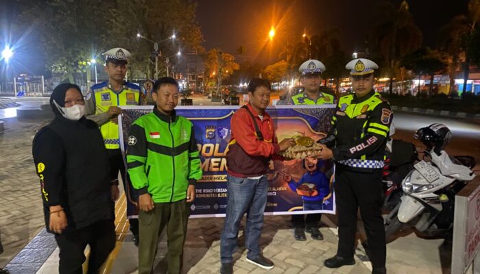 Polantas Menyapa, Satlantas Polres Pelalawan Sahur Bersama dan Bagikan Sembako untuk Ojol